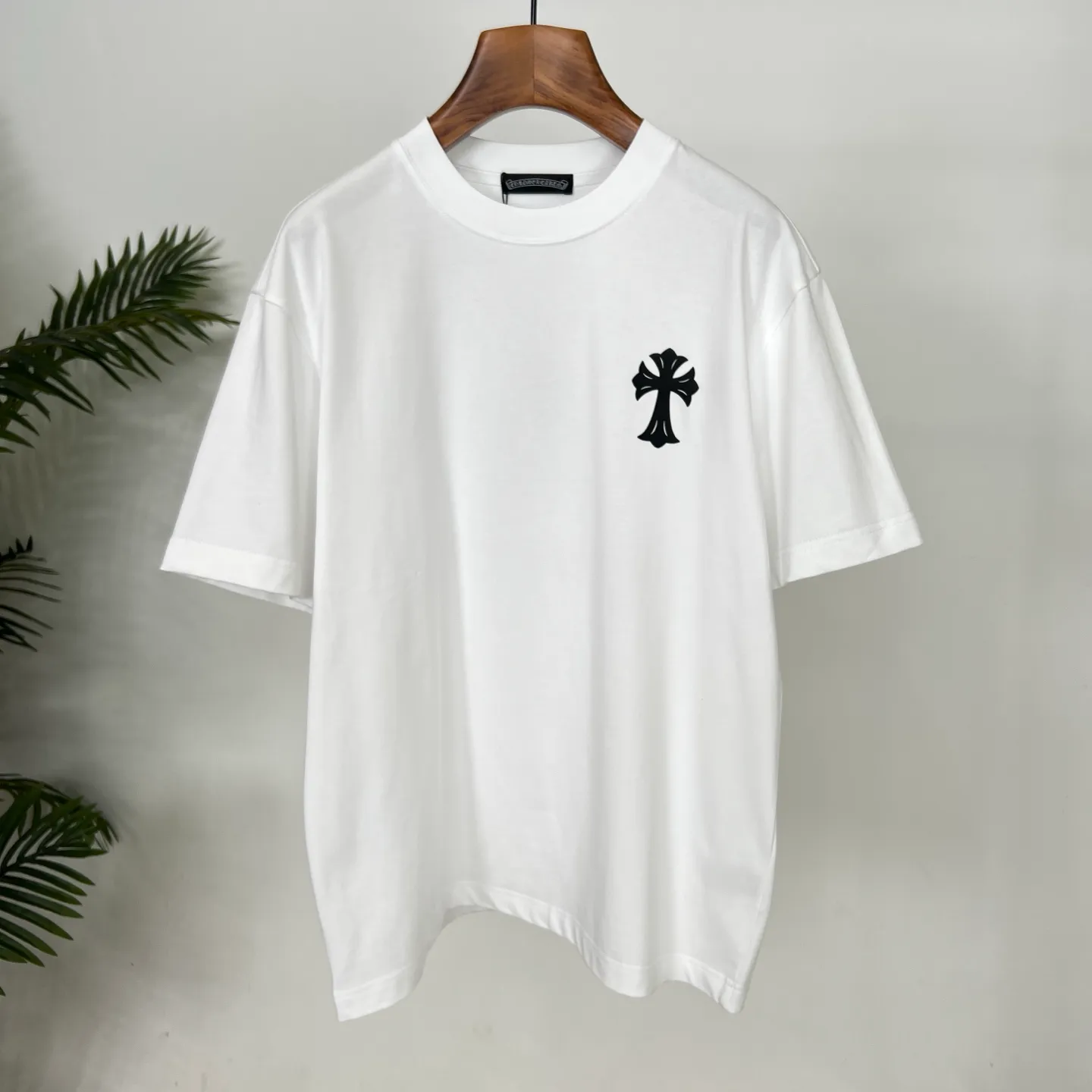 🅿️190 Luo Xin’s new summer T-shirt! This Sanskrit cross printed round neck short sleeves is simply a must-have for fashionistas. Salona cotton fabric is super comfortable, soft and skin-friendly, and has excellent breathability, making it perfect for summer wear. The Sanskrit cross print design on it is amazing, full of mystery and high-end, and the details are so exquisite that it makes people scream. It is worthy of Kroxin, and it vividly interprets the trend and personality. The loose fit is super friendly to all body shapes, covers the flesh and is comfortable, and looks good no matter how you wear it. Pair it with jeans and you'll look cool on the street. Pair it with sweatpants and you'll instantly look energetic and trendy. When you wear it and go out, you will feel like you are the spokesperson of fashion, and it will definitely turn heads. Color: black, white Size: S-2XL